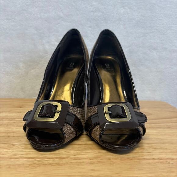 VTG Bakers Jenni Brown Patent Leather Tweed Gold Buckle Peep Toe Pumps Size 8 - Picture 3 of 12